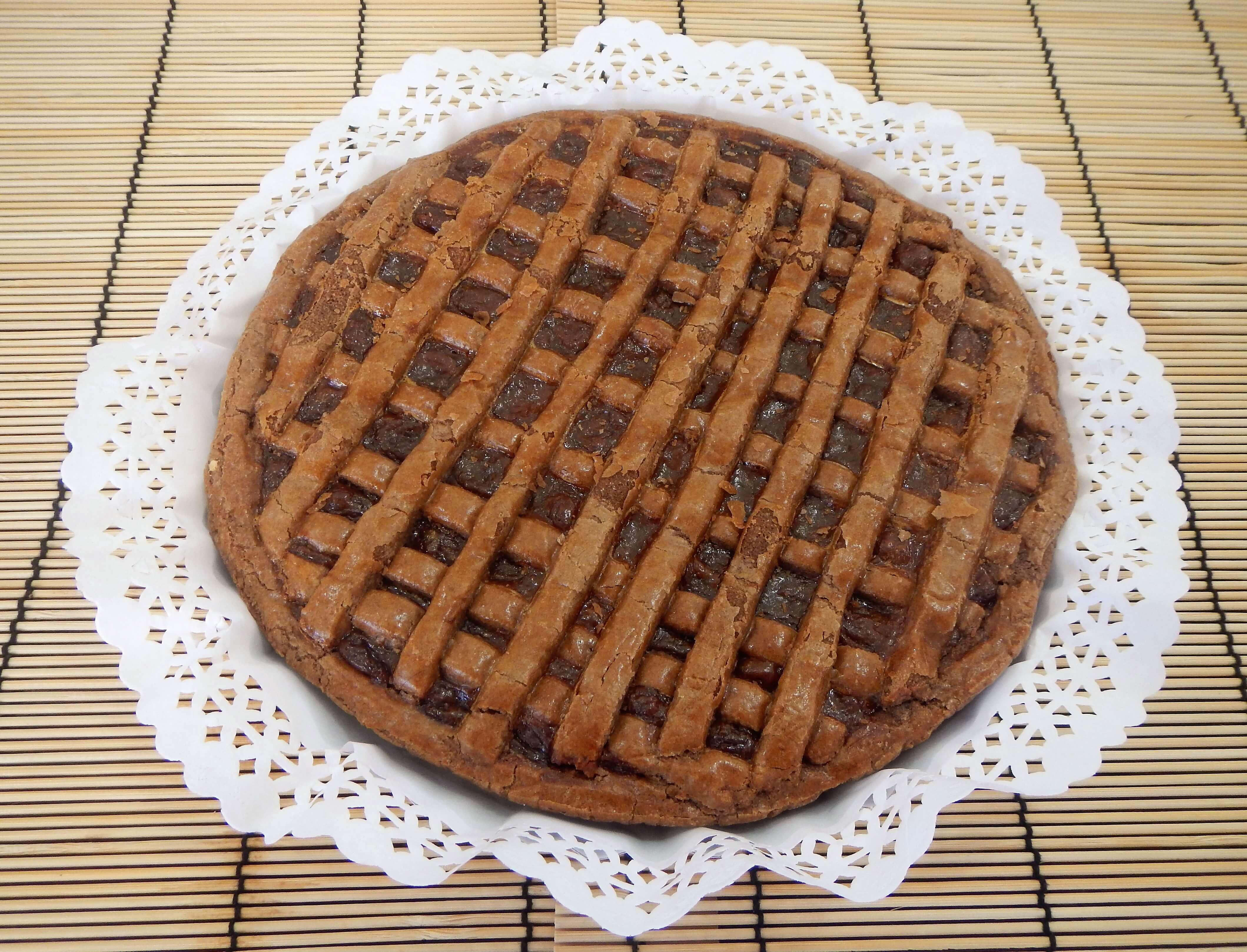 pastafrola de chocolate rellena de dulce de leche