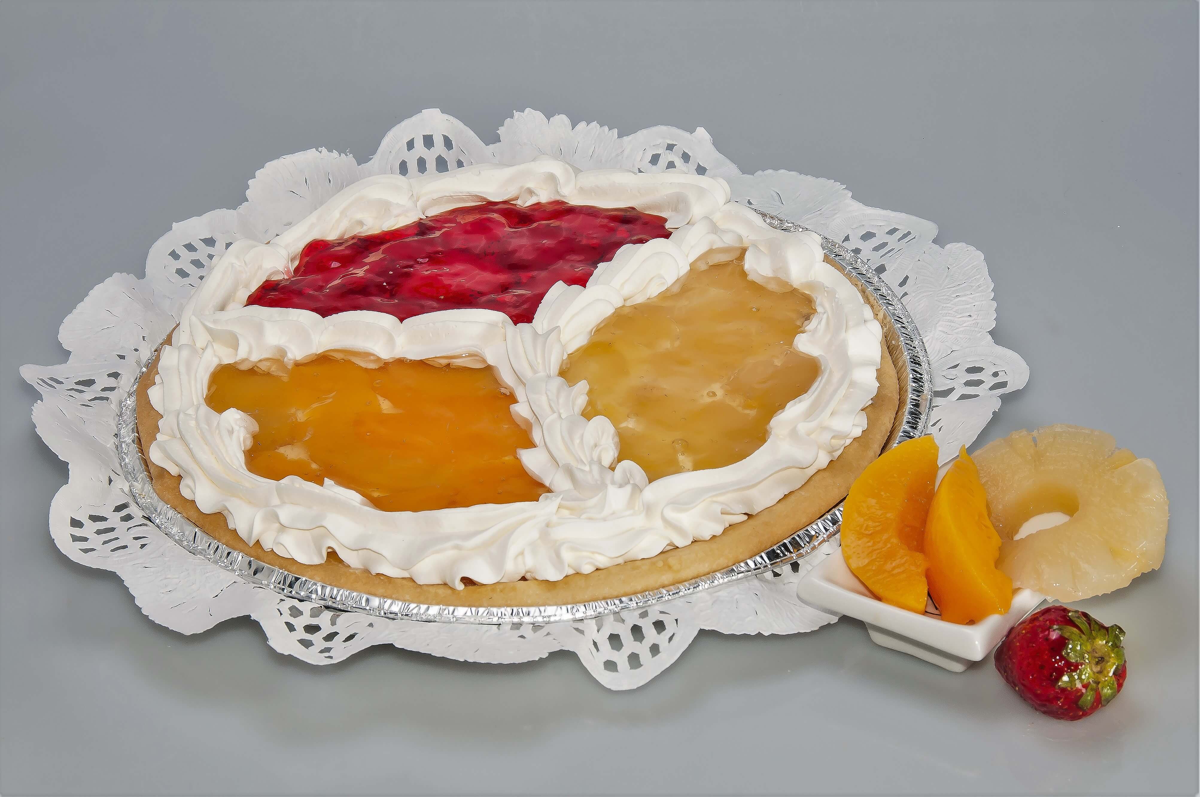 Tarta de frutas y crema chantilly