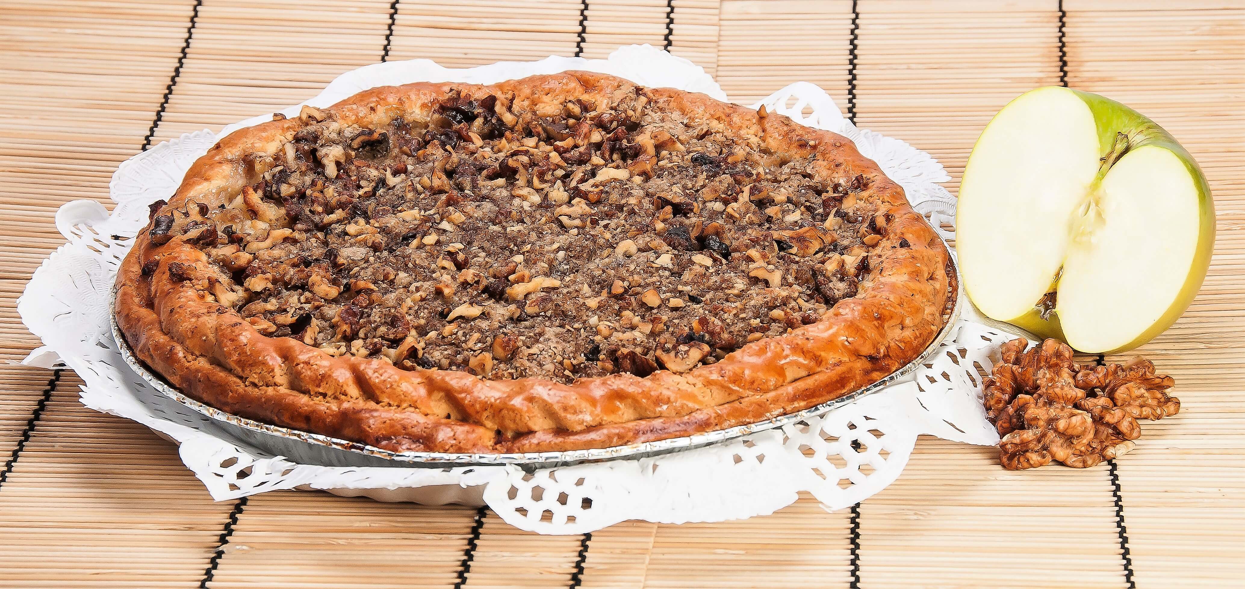 tarta rellena de manzana y cubierta en crocante de nuez